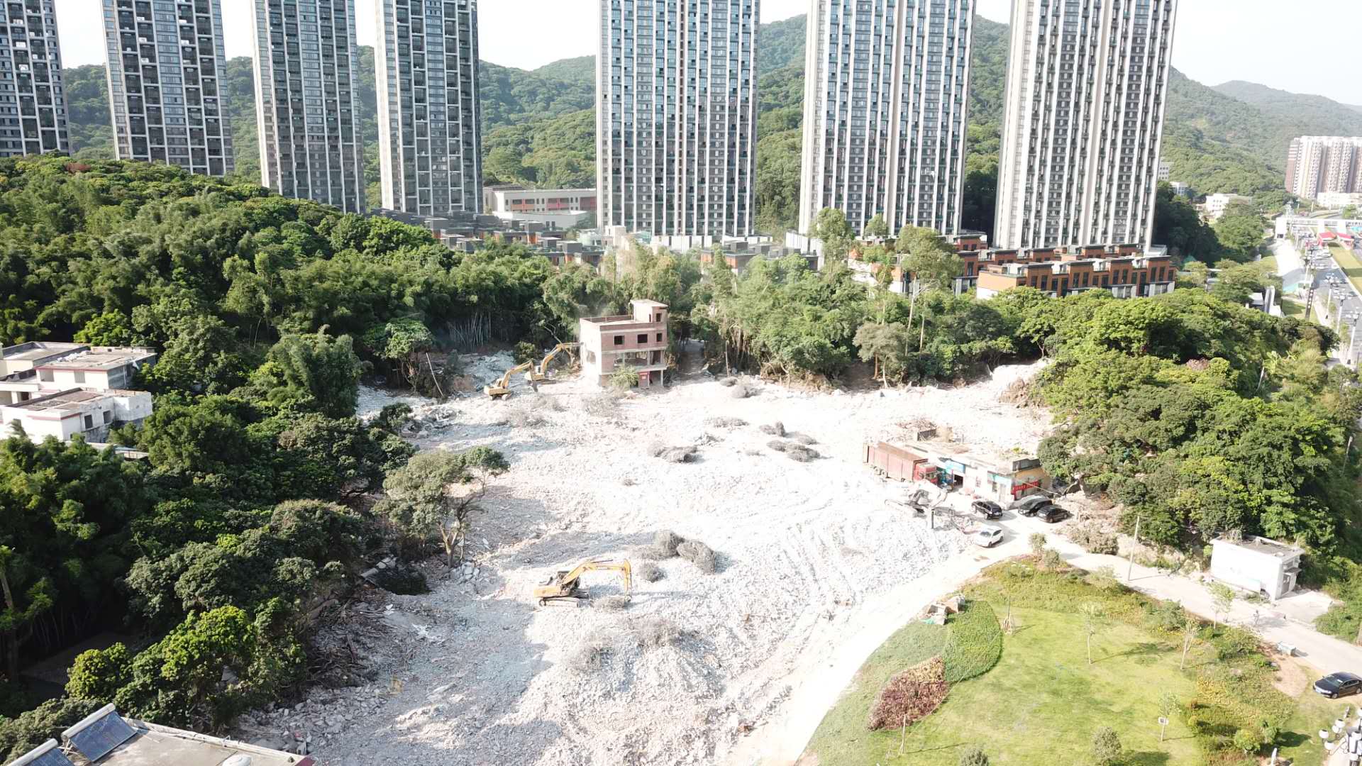 嶺頭公司舊村全面改造項目于2020年6月11日啟動羌洞片區(qū)拆補方案表決、簽約、交房、拆除工作。僅10天內(nèi)完成全片91棟私人房屋簽約，至6月25日全片區(qū)完成交房，至7月25日全片區(qū)拆除完畢。